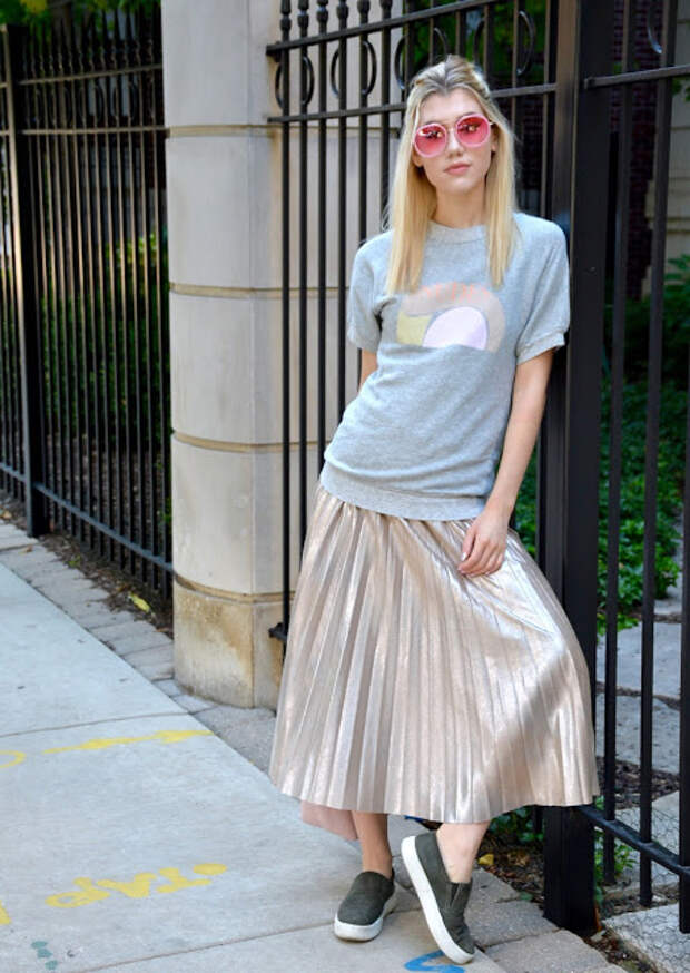 ootd, pleated skirt, style blogger, nude, graphic tee, pink, skirt with flats