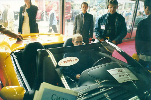 Уверен, что вы знаете историю покупки корейцами лицензии на производство Lotus Elan, но то что KIA Elan продавался в России — мало кто помнит. На фото есть даже цена. Правда не уверен, что хоть один экземпляр нашел владельца, в 98-ом году у граждан появились несколько другие заботы…