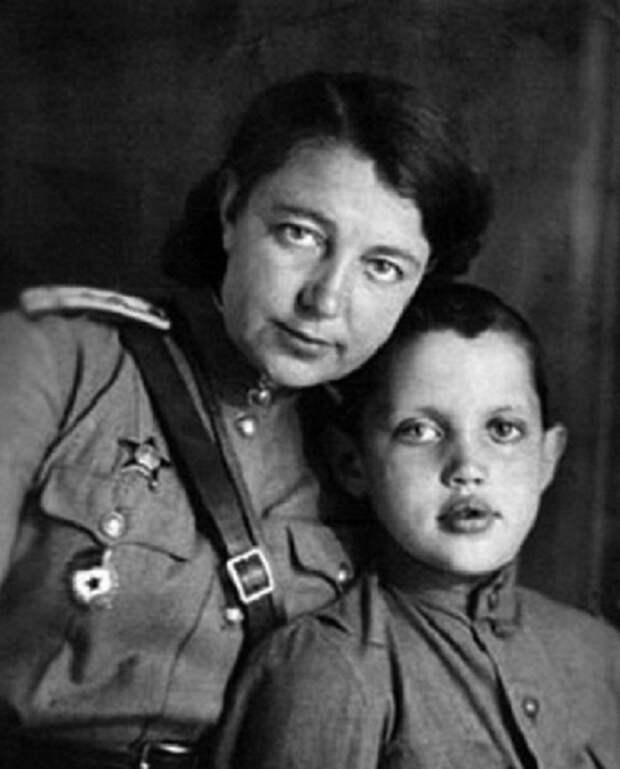Роберт с матерью, военным врачом. 1944 год Роберт с матерью, военным врачом. 1944 год