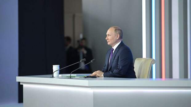 Путин ударил по столу кулаком при словах о «мировом жандарме» США