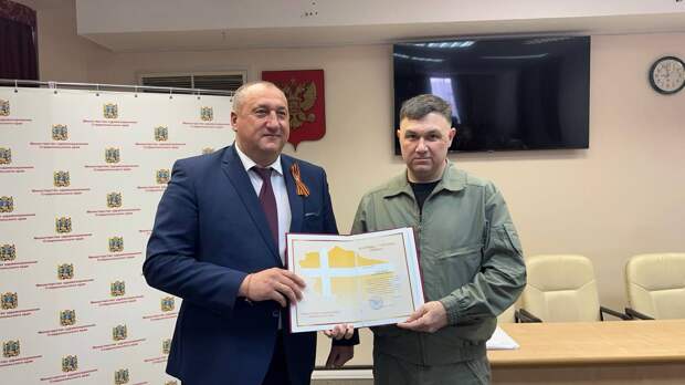 Министр здравоохранения Ставропольского края Юрий Литвинов вручил благодарственные письма пилотам и медработникам вертолёта санавиации, совершившего экстренную посадку. На борту находились и. о. заведующей выездной бригады, анестезиолог-реаниматолог, врач первой категории Юлия Пазова и фельдшер Виктор Поваров, а также пилоты Александр Игнатьев и Артур Галимов. «Служба санавиации уже восстановила свою работу. Регион получил другой вертолет вместо поврежденного», — отметил главврач больницы скорой медицинской помощи города Ставрополя Одиссей Хаджиев.