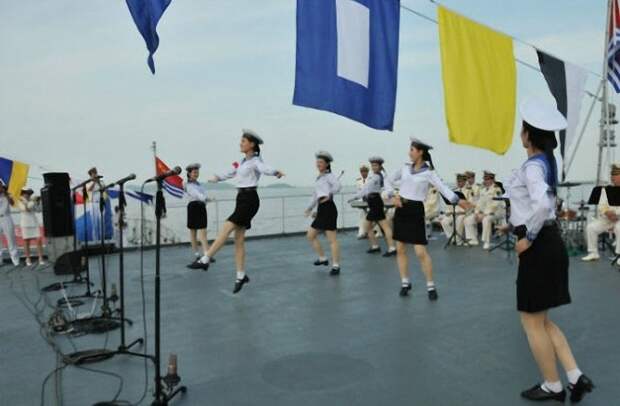 Скромные танцы, вокальные номера - все для поднятия морального духа армия, женщины, северная корея