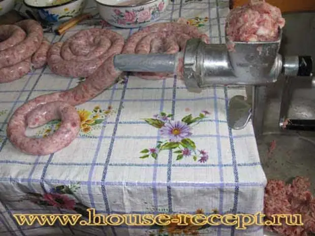 Приготовление домашней колбасы мясорубка. Насадка для колбасы на мясорубку. Приспособление для приготовления домашней колбасы. Набивка колбасы через электромясорубку.