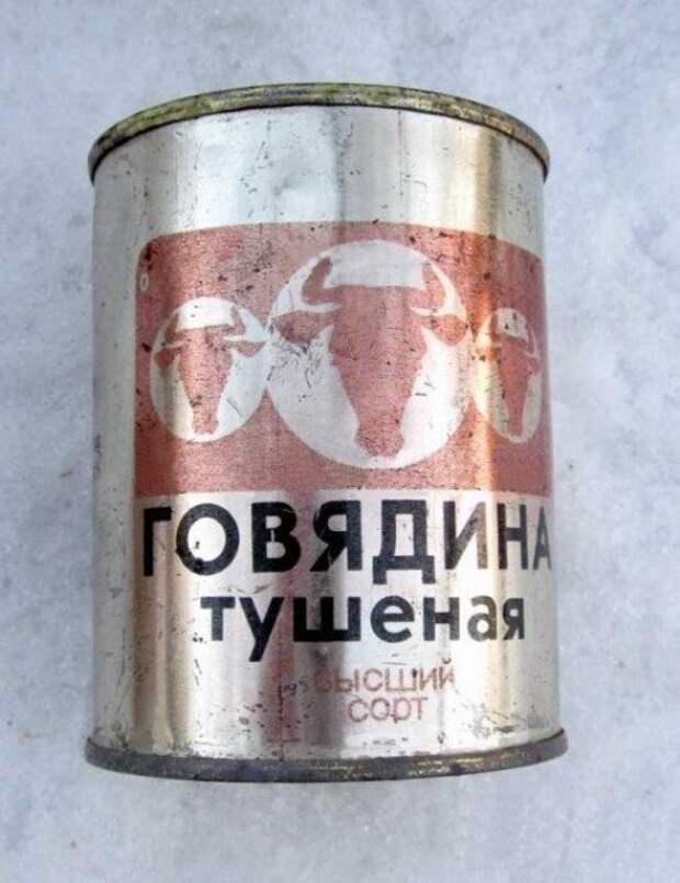 В советские годы дефицит не мешал гражданам лакомиться мясом из банки. /Фото: back-in-ussr.com