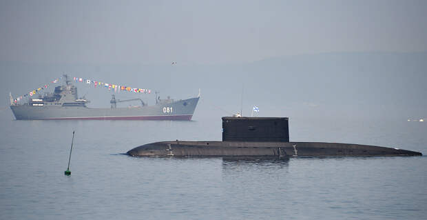 Дизельная подлодка проекта "Варшавянка" (на первом плане) и большой десантный корабль "Николай Вилков"