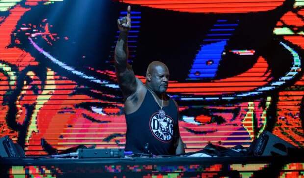 Shaq DJ Diesel Mosh Pit Crowd Surf