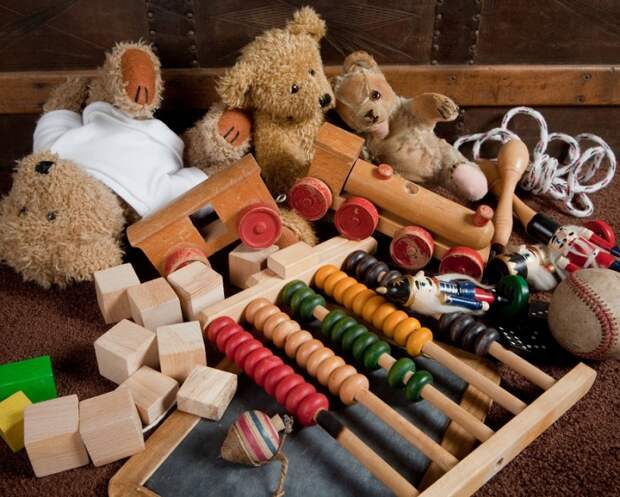 Рассортируйте детские вещи и игрушки. \ Фото: news.myseldon.com.