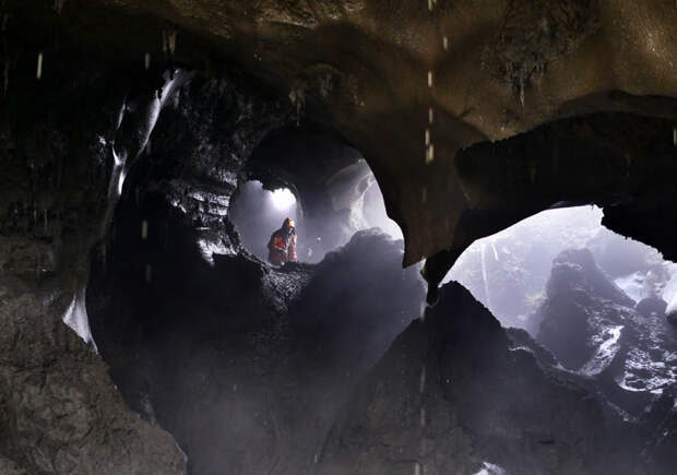 Некоторые старатели делают в вечной мерзлоте огромные пещеры. география, деньги, путешествия, россия, якутия