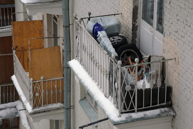 Россиянам назвали запрещенные к хранению на балконе вещи