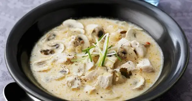 Шампиньоны в сметане на сковороде - интересные и вкусные рецепты простого блюда