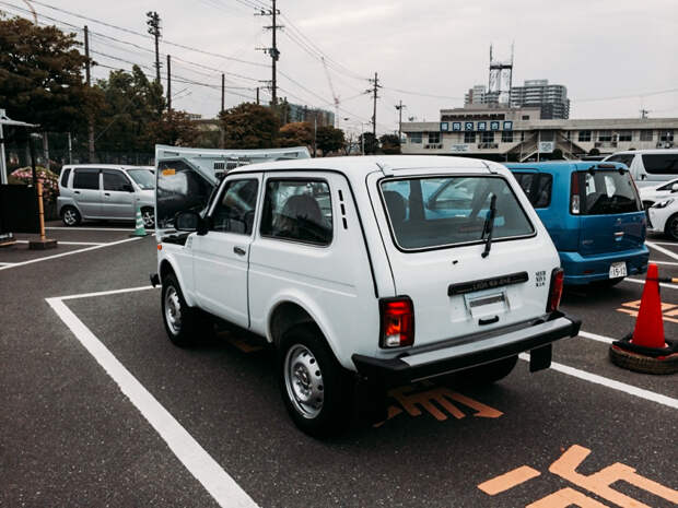 Новая Нива на парковке в Японии ваз, нива, япония