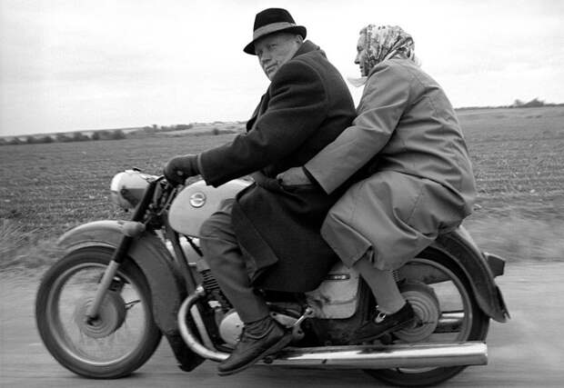 На мотоцикле можно было отправиться в город СССР, деревня, мотоциклы