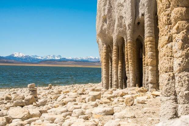 Таинственные каменные колонны озера Кроули в Калифорнии, США (12)
