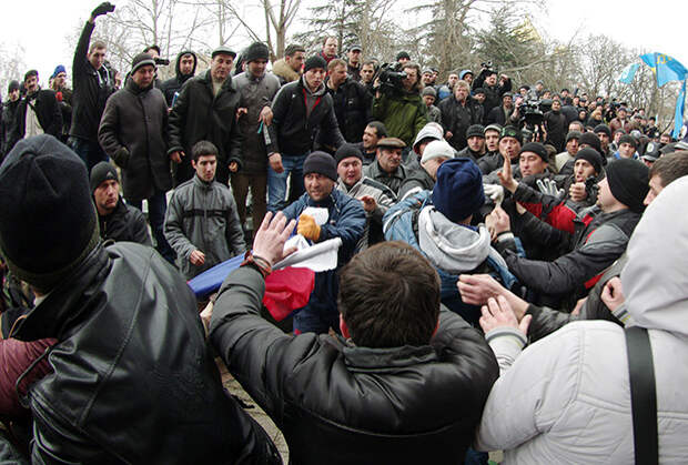 Митинг у крымского парламента 26 февраля 2014 года