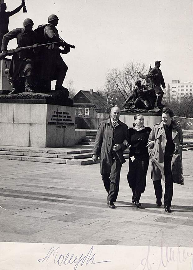 Александр Шаповаленко, Андрей Миронов и Лариса Голубкина на площади Партизан в Брянске