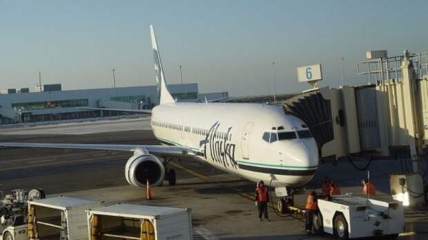 Остановите, я сойду: пассажир самолета в США пытался открыть дверь в полете