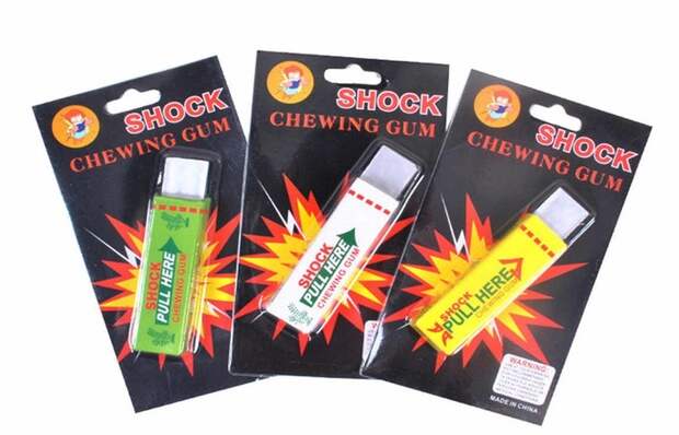 Внутри такой жвачки три батарейки по 1.5 Вольт