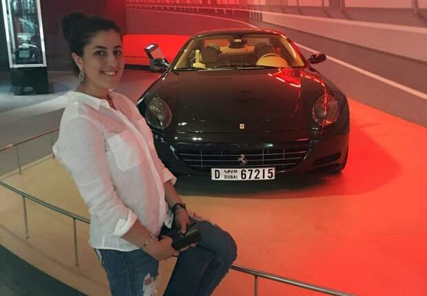 Отметим, что о такой машине Марьям мечтала, судя по всему, уже давно, а в прошлом году даже сфотографировалась на фоне этой машины в музее Ferrari в ОАЭ, подписав изображение в Instagram: "Подарите мне" ferrari, мошенничество