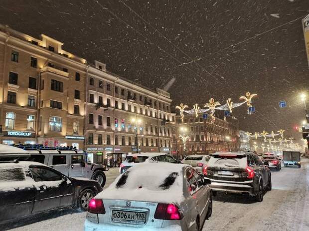 Прорывы труб, "сауна" в подъезде и бесчисленные ДТП: зима обнажила коммунальные проблемы Петербурга