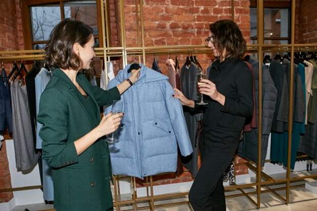 Марина Терентьева помогает выбрать модную одежду. Фото: Пресс-служба