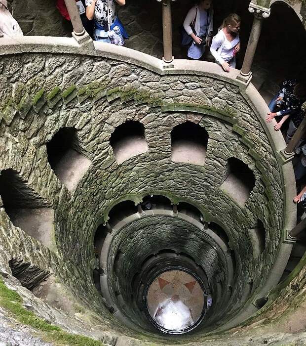 Дно Колодца Посвящения, по легенде, является «центром» Вселенной (Quinta da Regaleira, Синтра). | Фото: dergachev-va.livejournal.com.