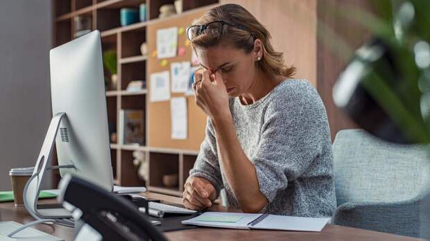 Реабилитолог: долгое пребывание за рабочим столом может спровоцировать депрессию