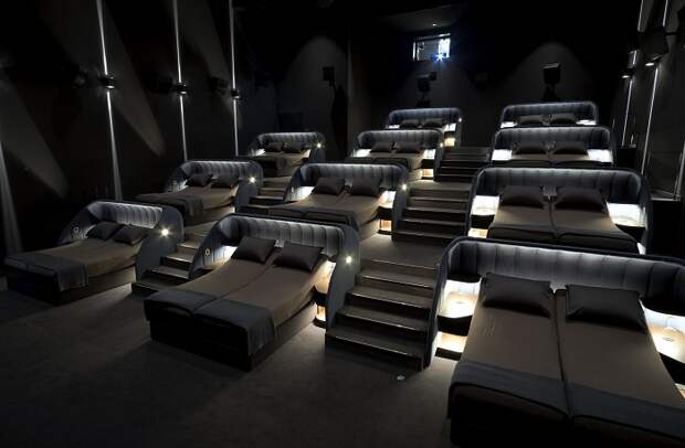 В Швейцарии открыли кинотеатр с кроватями для зрителей