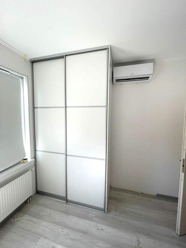 Шкаф купе в спальню на заказ, изготовленный компанией Hansa Mebel