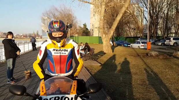 Картинки по запросу Мотоциклистка в Краснодаре в парке на тротуаре!
