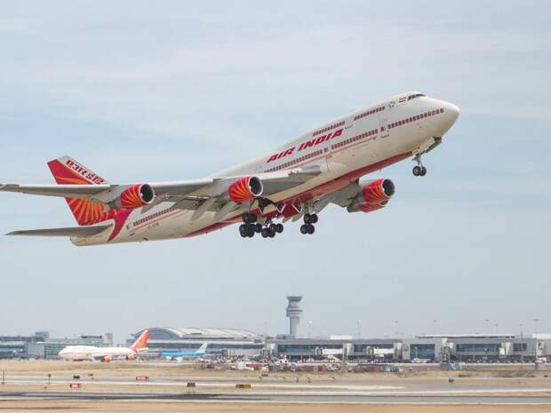 Выживший при крушении самолета в Индии рассказал, как ему удалось спастись