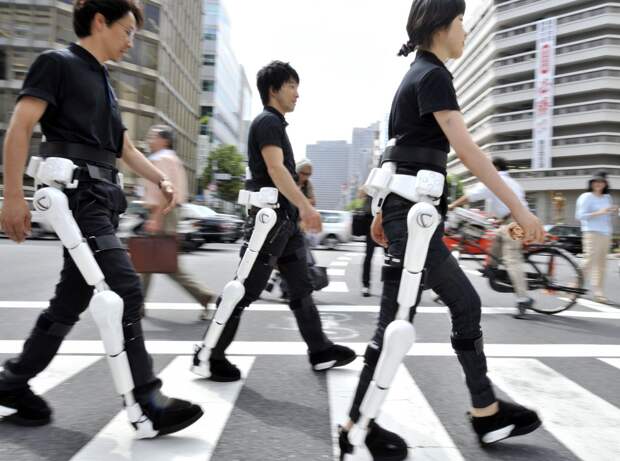 Hybrid Assistive Limb помогает инвалидам становиться на ноги