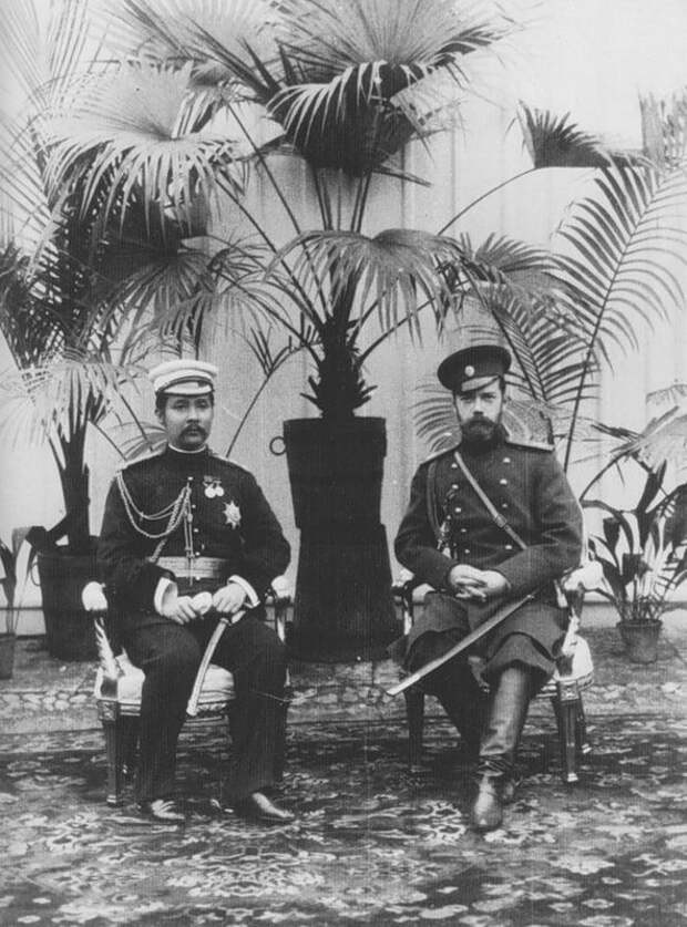 Чулалонгкорн вместе с Николаем II в Петергофе во время своего первого Великого турне, 1897 год 