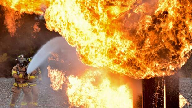 Спасатели тушат крупный пожар на складе пиломатериалов в Челябинске