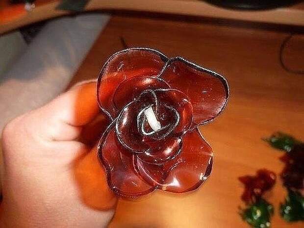 Не выбрасывайте пластиковые бутылки. Из них можно сделать розы!