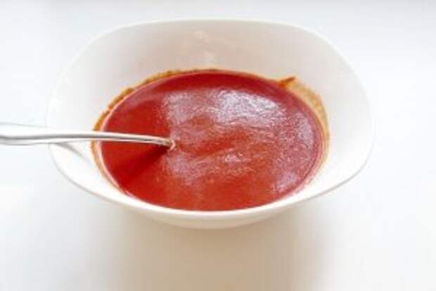 Томатную пасту развести тёплой водой, подсолить и добавить сахар по вкусу, чтобы нейтрализовать кислоту.
