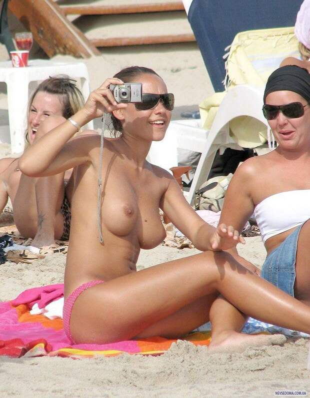 Девушки топлес: Красивые летние сиськи на общественных пляжах