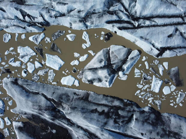 Отступающий ледник Хейнабергсйёкюдль в озере талой воды