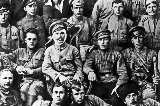 Командир 25-й стрелковой дивизии Василий Чапаев с повязкой на голове. Слева от него — Фурманов. Внизу Петр Исаев и Семен Садчиков. Фото: Фотохроника ТАСС Командир 25-й стрелковой дивизии Василий Чапаев с повязкой на голове. Слева от него — Фурманов. Внизу Петр Исаев и Семен Садчиков. Фото: Фотохроника ТАСС