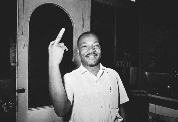 Мартин Лютер Кинг, показывающий средний палец. интересное, фейки, фотографии