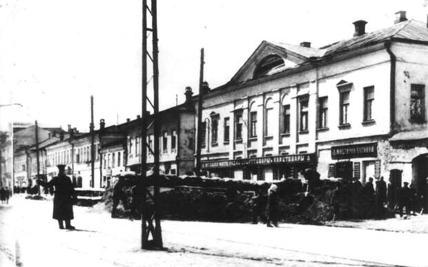 Баррикады на улице Коммунаров (в настоящее время проспект Ленина) в Туле