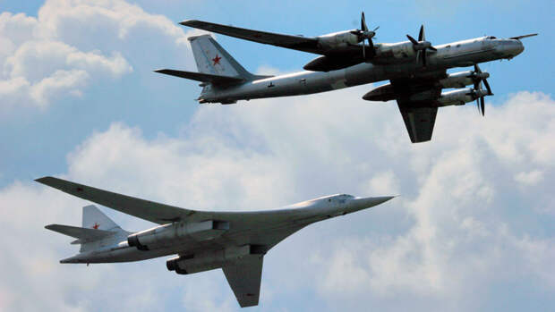 Стратегические бомбардировщики Ту-160 (слева) и Ту-95 (справа)