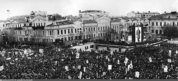 Свердловск. 9 мая 1945 года. Митинг на площади 1905 года(2020)|Фото: pastvu.com