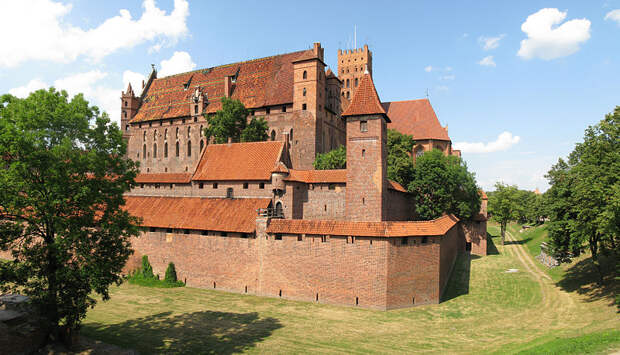 File:Malbork Castle Exterior 3.jpg