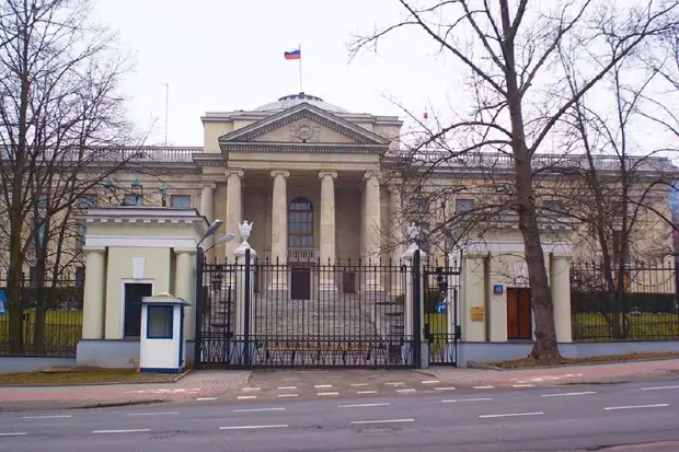 Посол РФ в Польше получил ноты о высылке 45 российских дипломатов