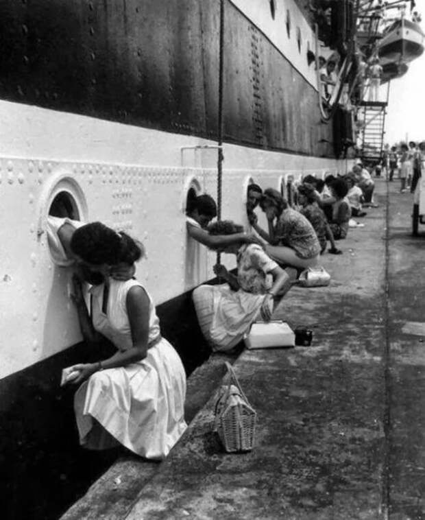 У солдат прощальный поцелуй перед отправлением на Вторую мировую войну история, ретро, фото, это интересно