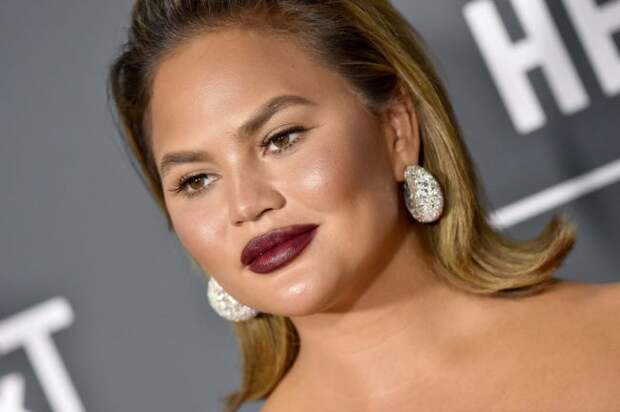 Comedian Andrew Schulz attacks Chrissy Teigen for telling Courtney Stodden to kill herself when she was 16 on Twitter.