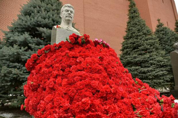 Нынешнее российское руководство делает всё возможное, чтобы воскресить в памяти россиян самые светлые и лучшие представления о Иосифе Виссарионовиче Сталине.-3