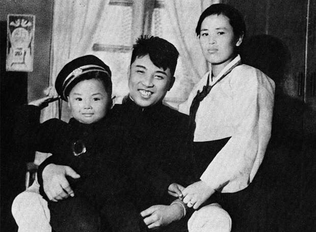 Ким Чен Ир, Ким Ир Сен и Ким Чен Сук архив, картинки, фото