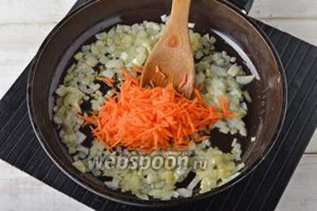 Добавить очищенную и натёртую на крупной тёрке морковь (45 г). Перемешать и готовить 4-5 минут. Выложить овощи в кастрюлю через 15 минут после закладки мяса.