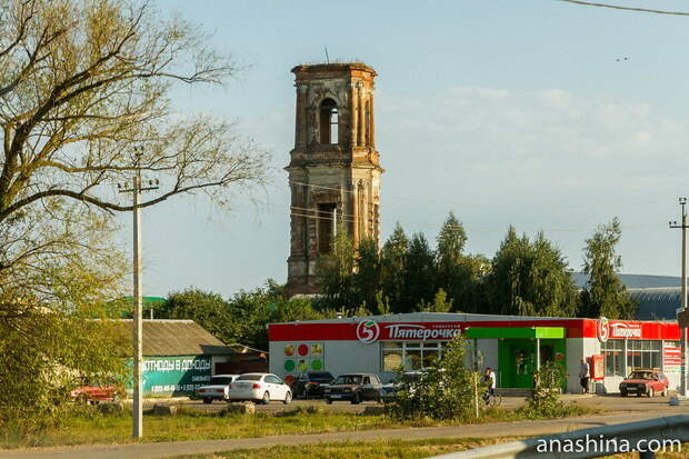 Полуразрушенная колокольня